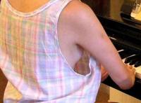 从袖口看女生内衣 服装店试衣走光图片欣赏