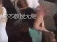 小明强制小红跪舔邪恶动态图：小明摸了小红小鸡 小明被小红虐