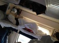 火车软卧女生睡姿图 在火车上打扑克的照片