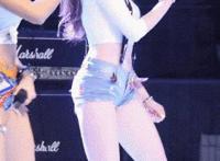 女人取卫生巾的图片 女人用过的卫生带图片 卫生巾使用方法真图