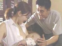 最美护士喂奶图集 护士哺乳图片：护士给成年男病人喂奶