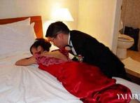 闹伴娘闹的太火了视频 新娘被轮番强吻图片全集