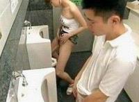 女孩子穿裙子蹲着小便 上街忘记穿内裤内涵图片