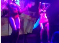 睡银行女客户经理gif：奔驰4s店更衣室 琳琳玉婷敬老院慰问