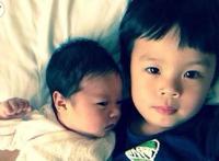 邓超女儿小花正面照片