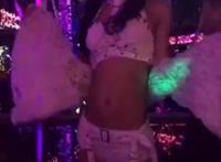 催乳图片大全：乳头溢液gif 大胸女的奶被抓动态图