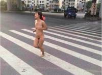 蒙阴裸奔女视频 蒙阴裸奔女原因：凌晨裸奔致青春 