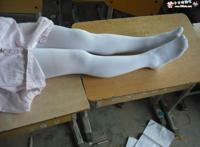 穿透明的白袜图片：小女孩白袜露内 小女孩尿裤祙图