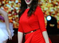 明星走春图片：女明星湾腰抹胸美女弯腰图