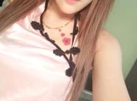 女人正面站着小便gif：高速堵车女小便组图