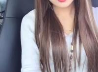 小学女生穿裙子被扒图：小学女生穿白袜露内