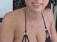 求动漫美女内急图片 尿裤子在凳子上gif图