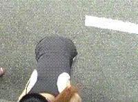 惊现穿的最少车模 穿裙子骑自行车走光