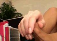 还不跪下爬过来舔靴子 靴子美女让我跪下