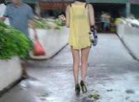 女人故意穿低胸装 蹲着买菜遭偷拍组图