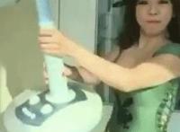 一男把头塞进贴吧gif 一个光头男把头塞进x里