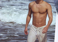 被一群女生按住 男生打赌输做奴隶 男生被虐穿泳衣憋尿