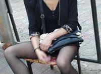 公园里不堪一幕擦鞋女令人吃惊一幕 美女街头擦鞋尴尬一幕