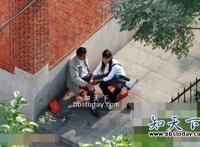 美女戏水后的尴尬一幕 街边擦鞋女的惊人一幕