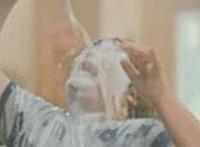 喝牛奶流一身的图 女生喝牛奶的gif