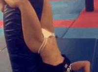 帅哥憋尿按小腹的视频 小腹起卧动态图