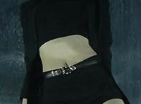 邪恶动态图游泳池：小女孩游泳池边换衣服