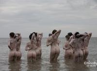 504人集体裸泳 老外男女露天裸泳 美女裸泳无遮挡图片