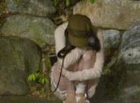 女孩与流浪汉在ooxc动态图：美女街头免费帮流浪汉