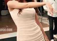 做僾动态长图：躲在帘子后面干服务员 服务员与客人激情