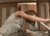 江苏女子公交上被袭胸 猥琐男公交袭胸gif