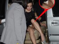 下车时露底走光图片 