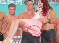 公主抱走光露底图片 