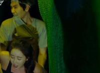 床吻戏新还珠格格欣荣 唐嫣床吻戏动态图