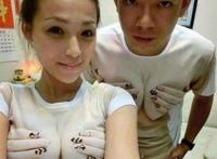 谁在摸妹子的胸部