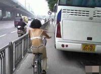 大姐你的胸罩！！