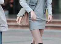 街拍连衣短裙长靴时尚美女图
