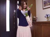 扒开 挺进湿润的花蕊：手指挑开神秘的花瓣