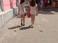 牵着男朋友逛街了