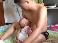 男人也可以给小孩喂奶了