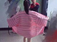 猥琐美女敞开胸怀