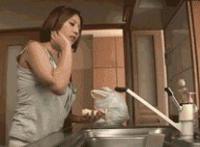 温泉大战完整版漫画动态图片欣赏：纲手对鸣人的惩罚视频