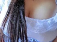 求鉴定妹子的胸部的金链子是真的么