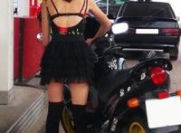 摩托车妹子清凉装上阵