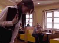 妹子销魂吃香蕉gif：喝牛奶流一身的图