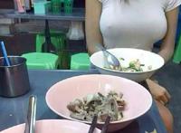 约女同学出来吃饭，我口水了流了一地