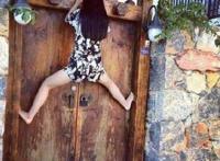 女汉子就是要会爬墙