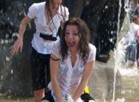 美女下面都湿透了