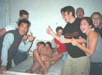 闹洞房视频大全集 各地闹洞房的图片