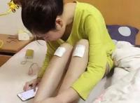 美女的膝盖怎么受伤了