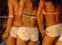 美女只用1只手遮挡胸部图片 美女的无底洞曝光